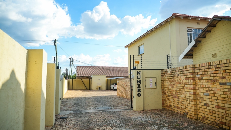 8 Bedroom Property for Sale in Flamwood North West